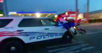 Copertina di Usa, due auto della polizia investono i manifestanti Black Lives Matter: le immagini