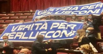 Copertina di Berlusconi, Forza Italia scatenata alla Camera. Chiede una commissione d’inchiesta e alza gli striscioni per “verità e giustizia”: seduta sospesa