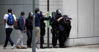 Copertina di Parigi, sospetto di un uomo armato alla Defense: conclusa operazione di polizia. Nessun fermo