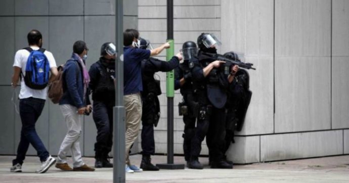 Parigi, sospetto di un uomo armato alla Defense: conclusa operazione di polizia. Nessun fermo
