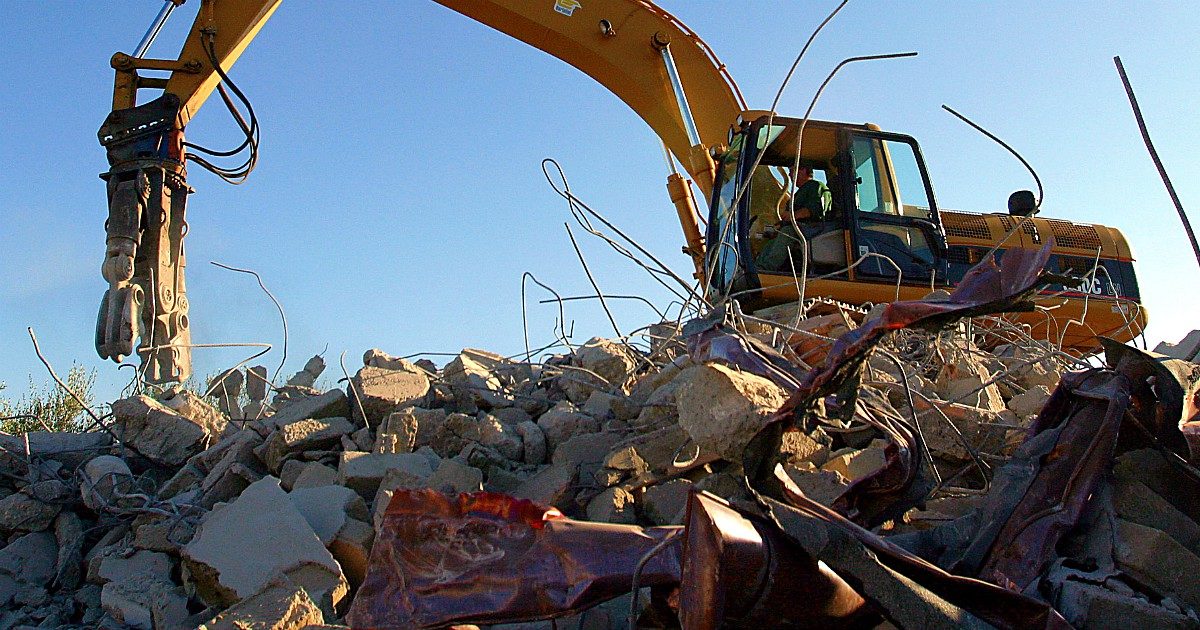 Semplificazioni – “È un condono edilizio”: così la Consulta definì la norma della Sicilia analoga a quella prevista nel decreto. Legambiente: “Basterà far modificare i piani regolatori per sanare gli abusi”