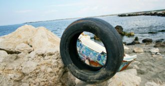 Abusivismo edilizio, acque inquinate e pesca illegale: in Italia +15,6% di reati contro il mare nel 2019. Legambiente: “Norme inadeguate”