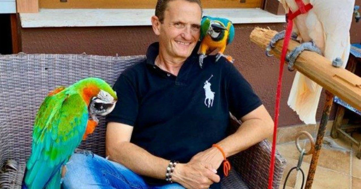 “L’uomo che ha lapidato il mio pappagallo è già libero, non farà neanche un minuto di carcere”: la rabbia di Enzo Salvi