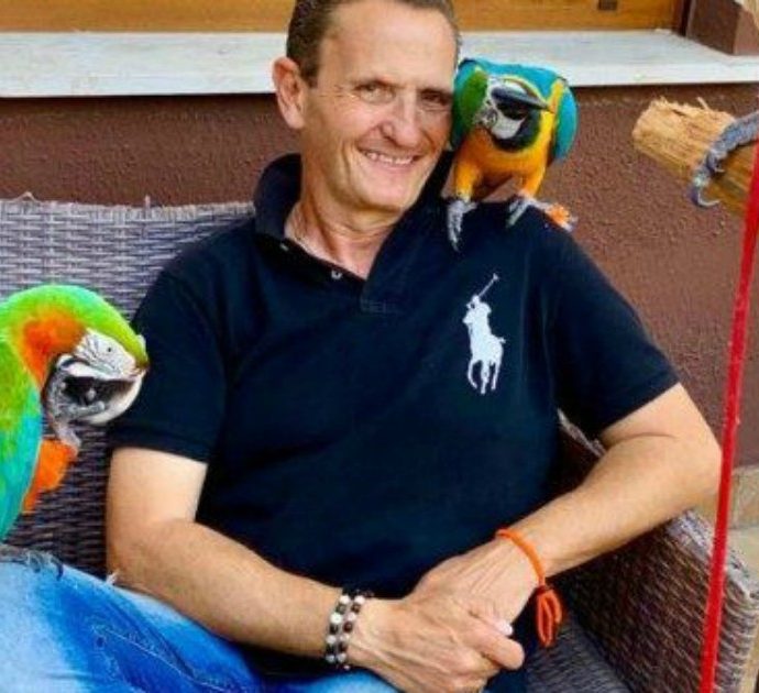 “L’uomo che ha lapidato il mio pappagallo è già libero, non farà neanche un minuto di carcere”: la rabbia di Enzo Salvi