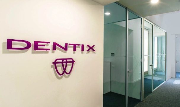 Dentix, chiude la catena spagnola con oltre 60 laboratori in Italia: clienti abbandonati (con i fidi da pagare), 400 dipendenti senza lavoro