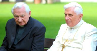 Copertina di Georg Ratzinger, morto il fratello di Benedetto XVI: dal sacerdozio insieme all’ultima visita, monsignore e Papa emerito erano inseparabili