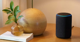 Copertina di Amazon Echo 3ª generazione, smart speaker in offerta a metà prezzo