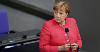 Copertina di Brexit, Angela Merkel: “Ue si prepari a uscita senza accordo”. Scontro Londra-Bruxelles sull’adesione alle norme comunitarie