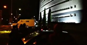 Copertina di Val Susa, nella notte protesta No Tav davanti all’hotel dove alloggiano i poliziotti: “Blocchi e controlli ogni giorno. Via da qui”