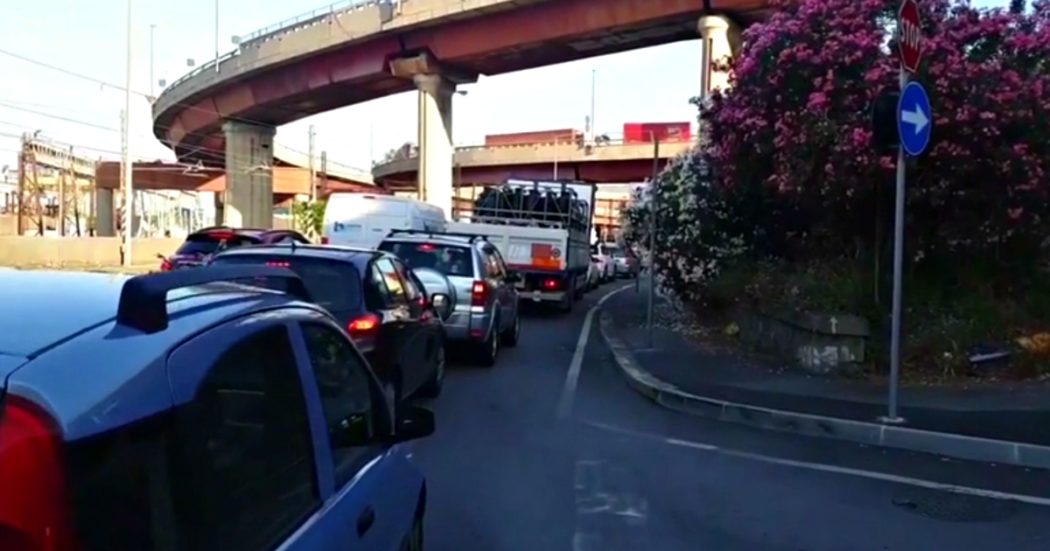 Genova, 20 chilometri di coda per i cantieri sulle autostrade: le immagini della città paralizzata