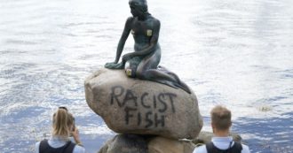 Copertina di Danimarca, vandalizzata la statua della Sirenetta a Copenaghen con la scritta “pesce razzista” (FOTO)