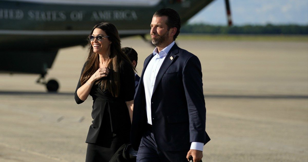 Kimberly Guilfoyle, la fidanzata del figlio di Donald Trump è positiva al coronavirus: era in South Dakota per le celebrazioni del 4 luglio