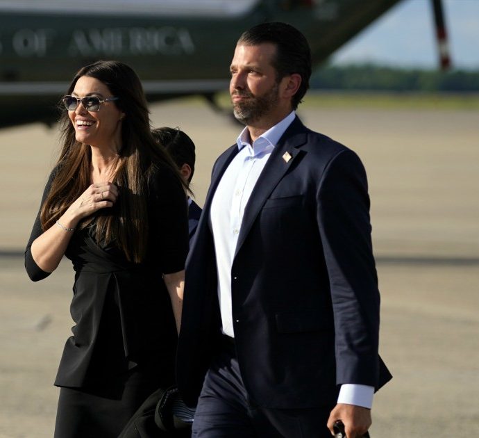 Kimberly Guilfoyle, la fidanzata del figlio di Donald Trump è positiva al coronavirus: era in South Dakota per le celebrazioni del 4 luglio