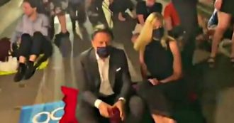 Conte alla prima del cinema America seduto per terra con la compagna Olivia: “Al fianco di questi ragazzi”