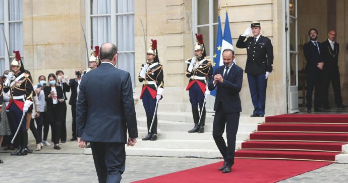 Macron gli dà il ben servito. Philippe gli faceva ombra