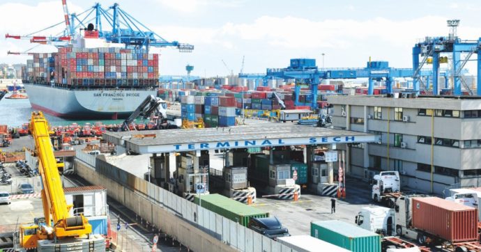 Liguria paralizzata dai lavori in autostrada. I cinesi “abbandonano” il porto di Genova