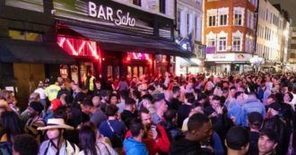 Coronavirus. Uomini nudi, risse e calca. A Londra riaprono i pub e interviene la polizia: “Gli ubriachi non vogliono rispettare le regole”