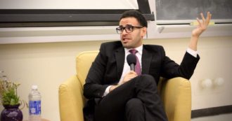 Egitto, denuncia l’ex primo ministro per tortura: scatta la rappresaglia del regime sui familiari