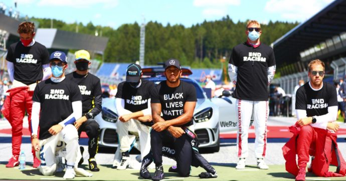I piloti di Formula 1 sulla linea di partenza del Gp d’Austria con una maglia contro il razzismo