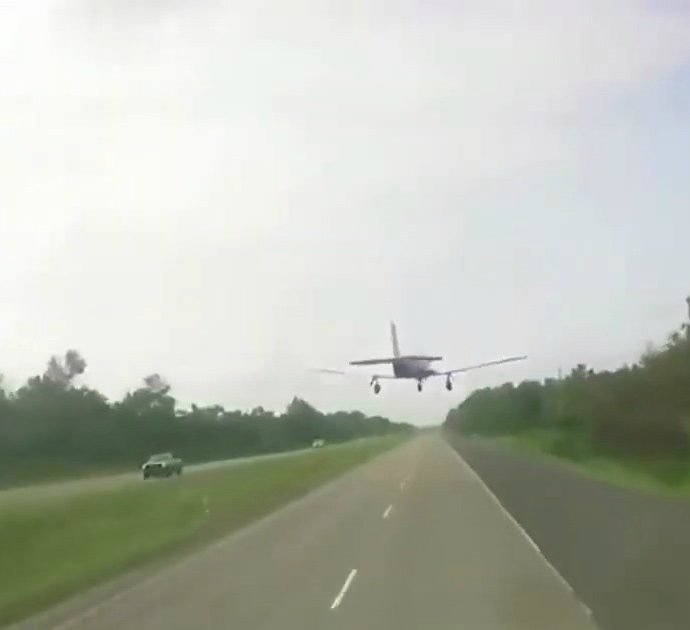 Aereo atterra sull’autostrada in Louisiana: la scena è da film. Le incredibili immagini