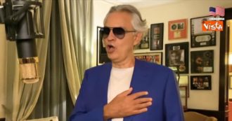 Copertina di Indipendence Day, l’omaggio di Andrea Bocelli agli Stati Uniti: canta l’inno di Mameli dal salotto di casa