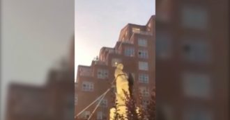 Baltimora, manifestanti abbattono la statua di Cristoforo Colombo nel giorno dell’Indipendenza : rovesciata con delle funi e gettata in acqua
