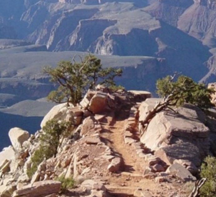 Cade nel vuoto mentre cerca di scattare una foto allo spettacolo del Grand Canyon