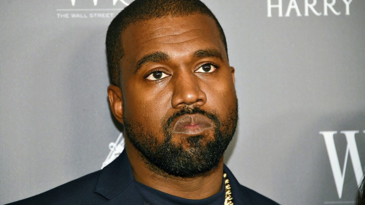 “Faccio causa a Kanye West per 23 milioni di dollari. Mi ha discriminato per i miei capelli rasta”: l’accusa di un ex dipendente