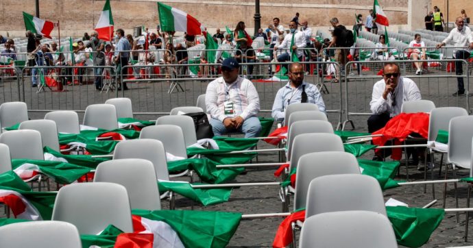 Tante sedie vuote e i soliti slogan: il centrodestra fa flop in piazza