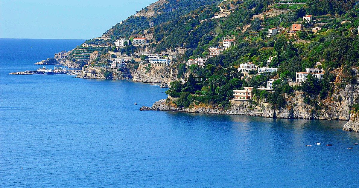 Sorrento, la denuncia di 2 stagionali: “Negli hotel lavoro a tempo pieno ma contratti part time. Rifiutiamo, meglio disoccupati che sfruttati”