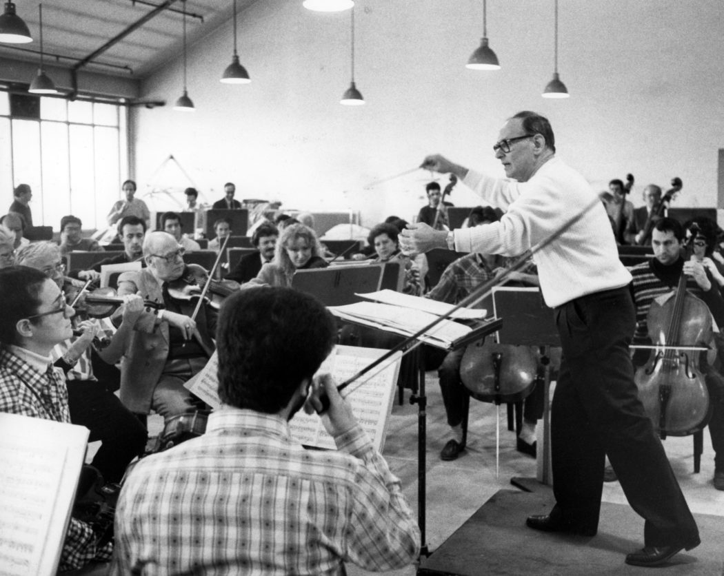 13/12/1988
Ennio Morricone (Roma, 10 novembre 1928) è un compositore, musicista, direttore d’orchestra e arrangiatore italiano.
nella foto: Morricone Ennio con orchestra del Teatro Regio