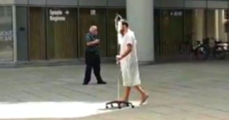 Milano, paziente “Covid positivo” gira per la città con flebo e ossigeno: è la performance provocatoria dell’artista Nicola Mette