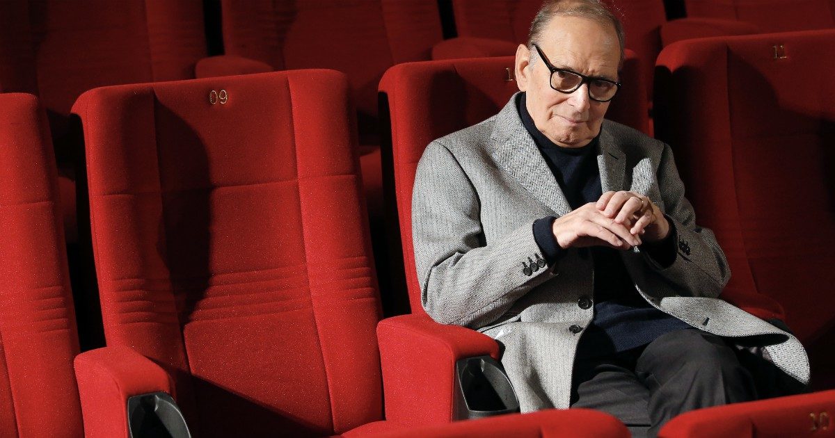 Ennio Morricone, il necrologio scritto di suo pugno: “Io sono morto. Non voglio disturbare”. Poi il saluto struggente alla moglie Maria