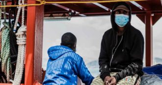 Ocean Viking, trasferiti sulla nave quarantena Moby Zazà i 180 migranti: tamponi negativi
