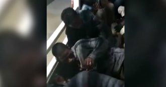 Migranti, il video girato dal capitano della nave Talia: “Persone in pessime condizioni di salute, stanche e provate. Qualcuno li aiuti”