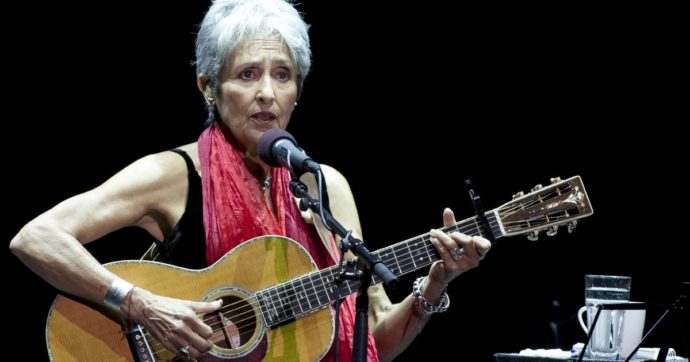 In spiaggia a Fregene scrisse e suonò per Joan Baez