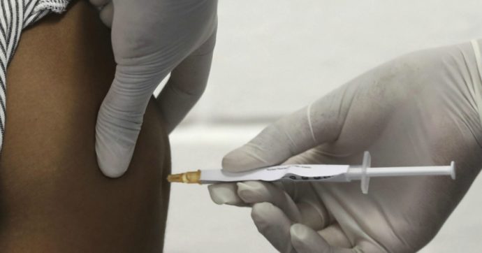 Vaccino Oxford AstraZeneca, “un caso su 50mila persone coinvolte”. Per partecipante al test riscontrata la mielite trasversa