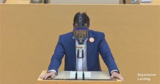 Copertina di Baviera, la provocazione del deputato di estrema destra: indossa maschera antigas durante seduta del parlamento. Ripreso dal vicepresidente
