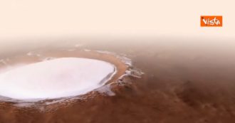 Copertina di Marte, la sonda spaziale sorvola il cratere Korolev: al suo interno uno spettacolare lago di ghiaccio – Le immagini