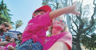 Copertina di Genova, il maggior ostacolo per le famiglie arcobaleno è lo stigma imbarazzante