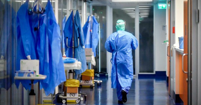 Bologna, tecnico di radiologia abusa sessualmente di una paziente durante una visita: denunciato 49enne