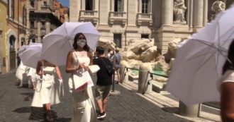 Copertina di Le spose scendono in piazza a Roma: il flashmob in abito bianco davanti alla fontana di Trevi. “Ridateci la libertà di festeggiare”