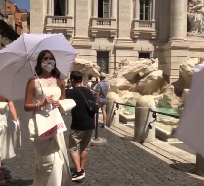 Le spose scendono in piazza a Roma: il flashmob in abito bianco davanti alla fontana di Trevi. “Ridateci la libertà di festeggiare”