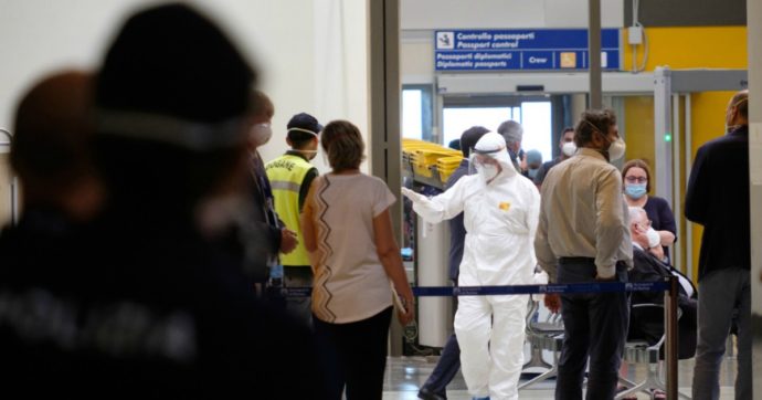 Coronavirus, 5 positivi sul volo atterrato ieri a Roma dal Qatar. Spallanzani: “Stiamo cercando di tappare una falla a mani nude”