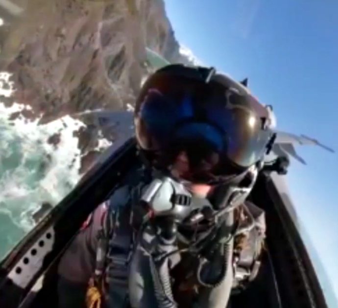 Voli in picchiata o a un passo dalle montagne: il video nella cabina del caccia è spettacolare