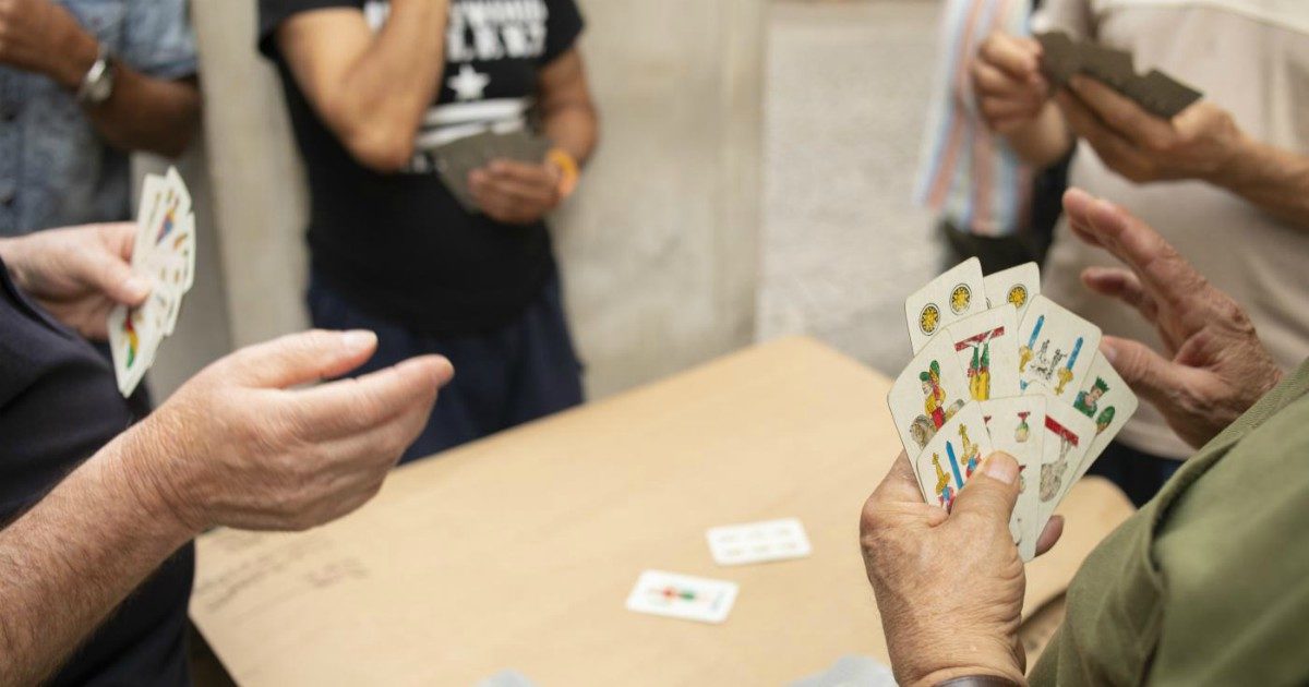 Tornano le riviste dai parrucchieri e i giochi con le carte nei bar e nei centri anziani