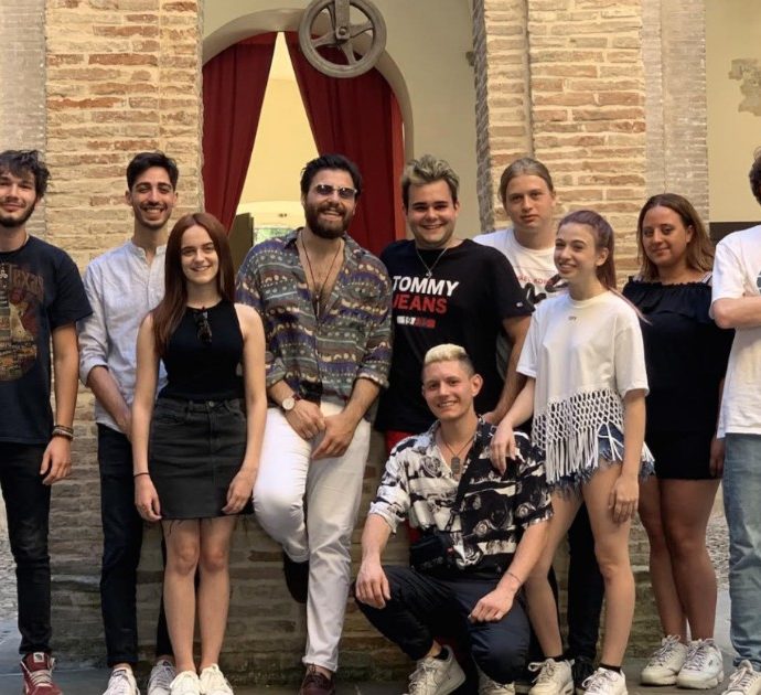 Festival di Castrocaro: ecco gli otto finalisti, solo uno sarà ascoltato da Amadeus per Sanremo Giovani 2021. Stefano de Martino (senza Belen) condurrà lo show