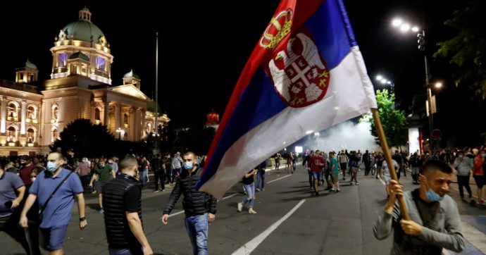 Copertina di Nazionalisti e moderati, tutti contro Vucic: la scusa è il virus