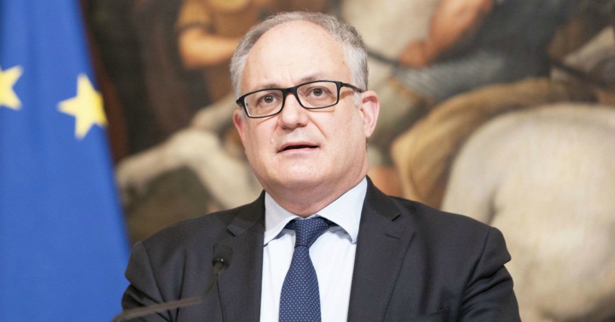 Riforma Mes, Gualtieri: “Veto non sarebbe coerente con risoluzione del Parlamento”. Crimi: “Non la impediamo ma non chiederemo prestito”