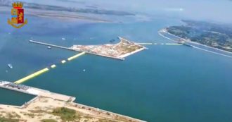 Copertina di Mose, le 78 paratoie sollevate per la prima volta: la laguna di Venezia divisa dal mare vista dall’alto